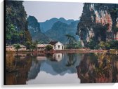 WallClassics - Canvas  - Huisje bij Water en Bergen - Vietnam - 100x75 cm Foto op Canvas Schilderij (Wanddecoratie op Canvas)