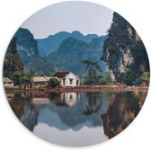 WallClassics - Dibond Muurcirkel - Huisje bij Water en Bergen - Vietnam - 100x100 cm Foto op Aluminium Muurcirkel (met ophangsysteem)