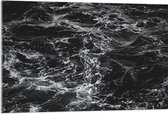 WallClassics - Acrylglas - Golvende Zee Zwart/Wit - 105x70 cm Foto op Acrylglas (Wanddecoratie op Acrylaat)