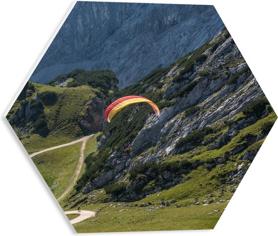 WallClassics - PVC Schuimplaat Hexagon  - Paraglidend door de Bergen en Natuur - 40x34.8 cm Foto op Hexagon (Met Ophangsysteem)