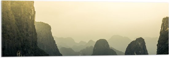 WallClassics - Acrylglas - Ha Long Bay - Vietnam - 120x40 cm Foto op Acrylglas (Met Ophangsysteem)
