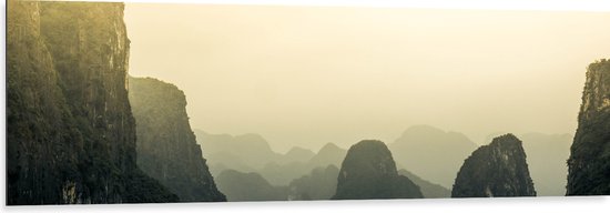 WallClassics - Dibond - Ha Long Bay - Vietnam - 150x50 cm Foto op Aluminium (Met Ophangsysteem)