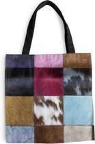 MuchoWow® Schoudertas - Strandtas - Big Shopper - Boodschappentas - Een kleurrijk en geruit tapijt met onder andere een koeienhuid - 40x40 cm - Katoenen tas