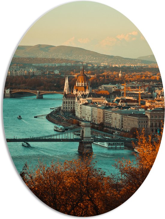 WallClassics - PVC Schuimplaat Ovaal - Zijaanzicht van Hongaars Parlementsgebouw - 81x108 cm Foto op Ovaal  (Met Ophangsysteem)