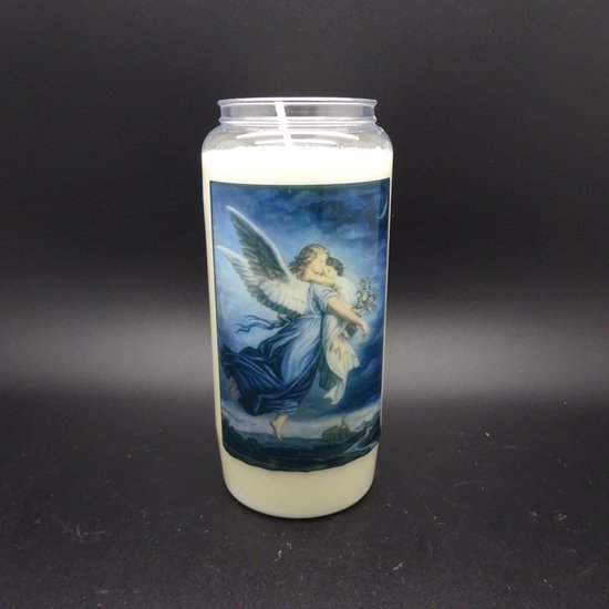 Une bougie blanche ornée d'une image d'un ange aux ailes déployées, vêtu d'une robe bleue, portant un bouquet de fleurs.