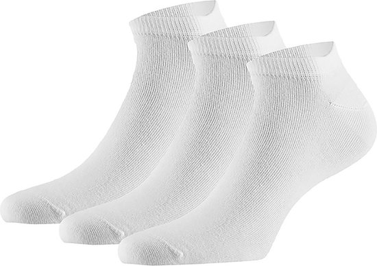 Drie witte geribde lage bamboe sokken.