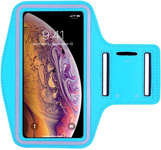 Brassard de sport bleu clair avec un smartphone affichant un fond d'écran violet.