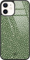 Casimoda® hoesje - Geschikt voor iPhone 12 - Green Dots - Luxe Hard Case Zwart - Backcover telefoonhoesje - Groen