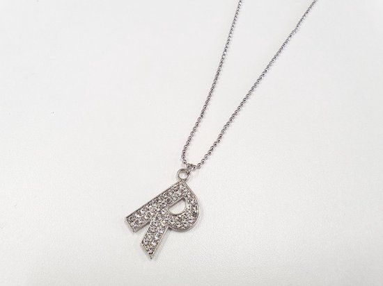 Collier argenté avec un pendentif en forme de lettre R orné de pierres scintillantes.