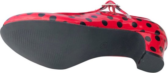Zool van een rode lakleren mary-jane schoen met zwarte polkadots en gespbandje.