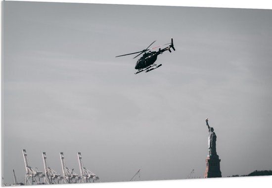 WallClassics - Acrylglas - Helikopter zwevend boven Vrijheidsbeeld in New York - 150x100 cm Foto op Acrylglas (Wanddecoratie op Acrylaat)