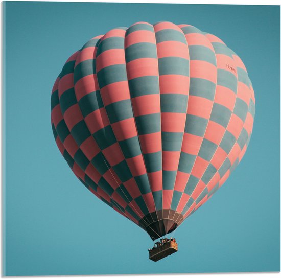 WallClassics - Acrylglas - Blauw met Roze Geblokte Luchtballon - 50x50 cm Foto op Acrylglas (Wanddecoratie op Acrylaat)