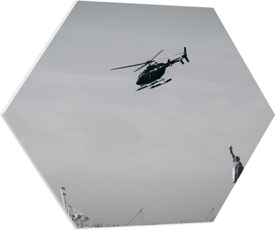 WallClassics - PVC Schuimplaat Hexagon  - Helikopter zwevend boven Vrijheidsbeeld in New York - 70x60.9 cm Foto op Hexagon (Met Ophangsysteem)