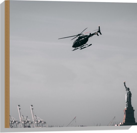 WallClassics - Hout - Helikopter zwevend boven Vrijheidsbeeld in New York - 50x50 cm - 12 mm dik - Foto op Hout (Met Ophangsysteem)