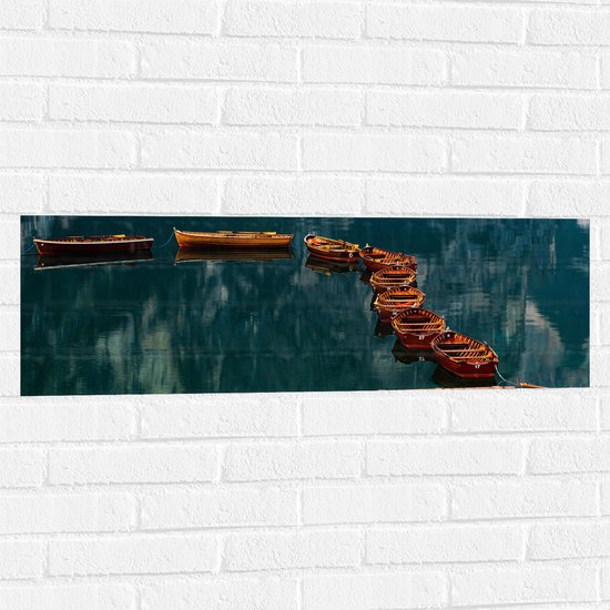 WallClassics - Muursticker - Rij Vissersboten op Helder Water - 90x30 cm Foto op Muursticker