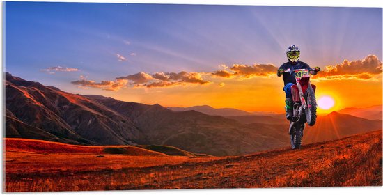 WallClassics - Plexi Acrylglas- Motorrijder bij Berglandschap met Zon - 100x50 cm Foto op Acrylglas (Wanddecoratie op Acrylaat)