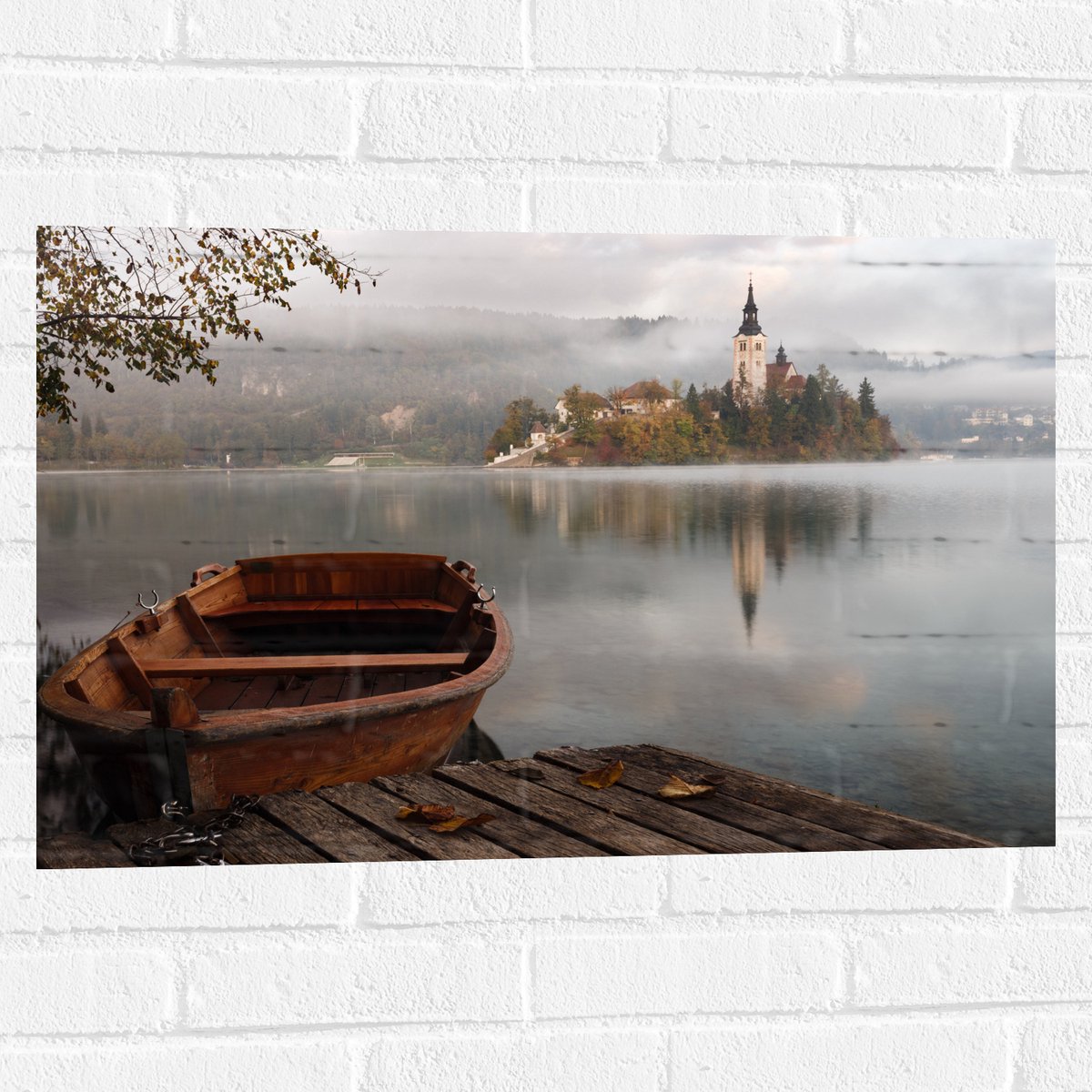 Muursticker - Houten Boot bij Kasteel op Water - 75x50 cm Foto op Muursticker