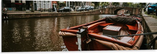 WallClassics - Dibond - Boot in Amsterdamse Gracht - 150x50 cm Foto op Aluminium (Met Ophangsysteem)