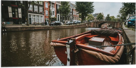 WallClassics - Vlag - Boot in Amsterdamse Gracht - 100x50 cm Foto op Polyester Vlag