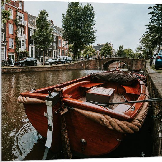 WallClassics - Dibond - Boot in Amsterdamse Gracht - 80x80 cm Foto op Aluminium (Met Ophangsysteem)