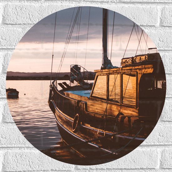 WallClassics - Muursticker Cirkel - Oude Vissersboot bij Avondzon - 50x50 cm Foto op Muursticker