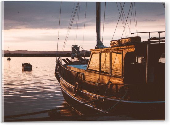 WallClassics - Acrylglas - Oude Vissersboot bij Avondzon - 40x30 cm Foto op Acrylglas (Met Ophangsysteem)