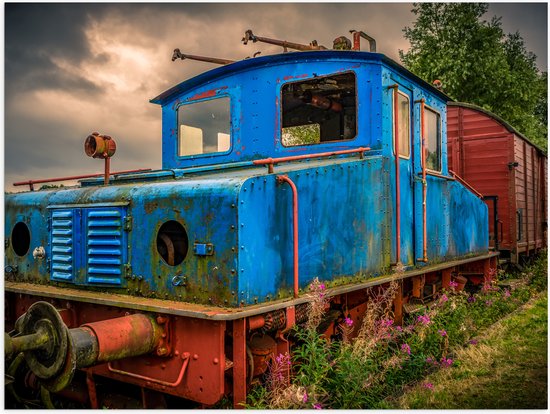 WallClassics - Poster (Mat) - Oude Veroeste Blauwe Trein - 100x75 cm Foto op Posterpapier met een Matte look