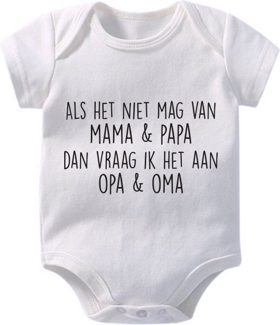 Wit babyrompertje met de tekst 'Als het niet mag van mama & papa dan vraag ik het aan opa & oma' in zwart.