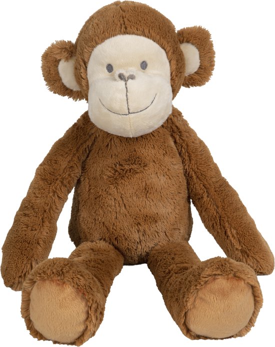 Bruine knuffelaap met lichte snuit, oren en voetzolen. Zittend model met een grijze glimlach.