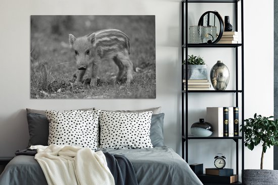 Canvas Schilderij Wild zwijn kalf in het gras - zwart wit - 120x80 cm - Wanddecoratie