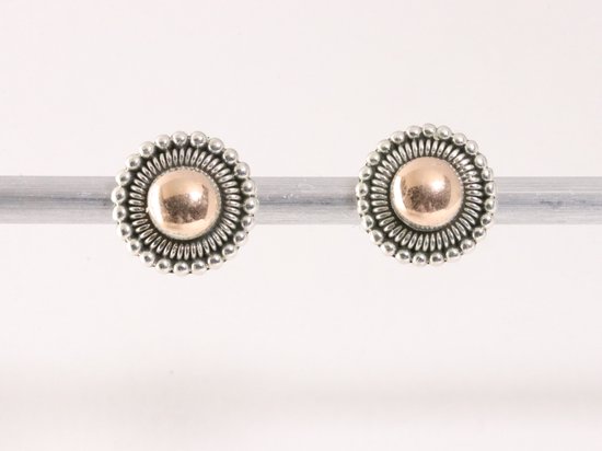 Fijne bewerkte zilveren oorstekers met 18k gouden decoratie