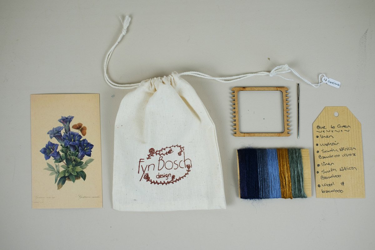 FynBosch Design Blauw Gentiaan - Botanische Bloemen DIY Weefpakket Klein -  Leer Weven - Mini Weaving with Flowers - Weefraam - Weefbord - Botanical Hobby - Natuurlijke garens - Pierre-Joseph Redouté Inspired