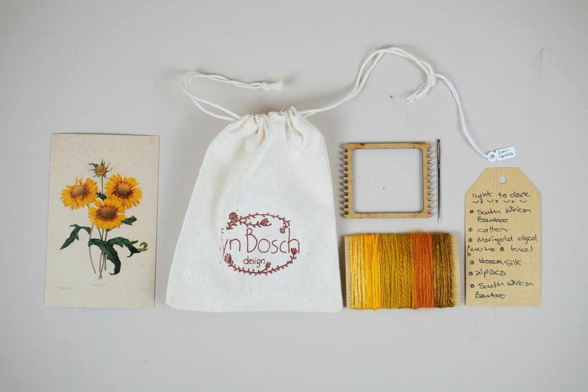 FynBosch Design Geel Kokardebloem (Gaillardia) - Botanische Bloemen DIY Weefpakket Klein -  Leer Weven - Mini Weaving with Flowers - Weefraam - Weefbord - Botanical Hobby - Natuurlijke garens - Pierre-Joseph Redouté Inspired