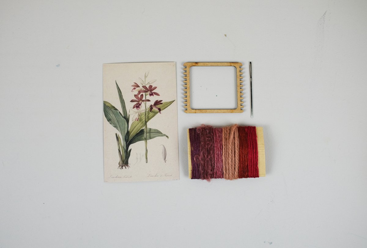 FynBosch Design Rode Orchidee - Botanische Bloemen DIY Weefpakket Klein -  Leer Weven - Mini Weaving with Flowers - Weefraam - Weefbord - Botanical Hobby - Natuurlijke garens - Pierre-Joseph Redouté Inspired