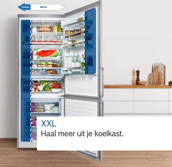 Open Bosch koel-vriescombinatie met gevulde planken en lade. Tekst 'XXL' en 'Haal meer uit je koelkast.'