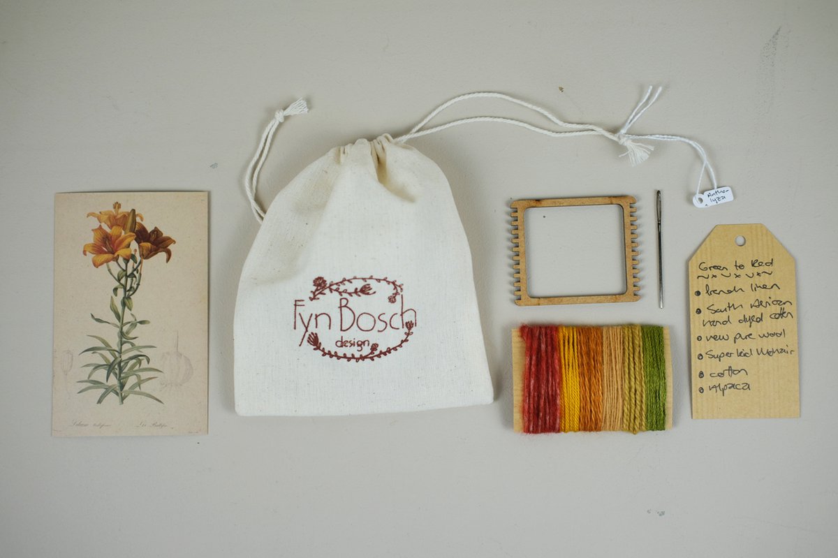 FynBosch Design Oranje Turkse Lelie - Botanische Bloemen DIY Weefpakket Klein -  Leer Weven - Mini Weaving with Flowers - Weefraam - Weefbord - Botanical Hobby - Natuurlijke garens - Pierre-Joseph Redouté Inspired