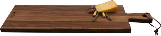 Walnotenhouten borrelplank met handvat, kaas en gegarneerde groenten.