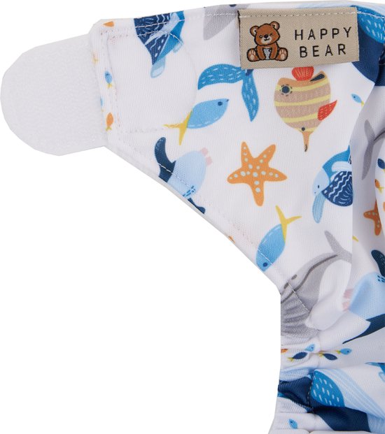 Detail van zwemluier met 'Happy Bear' label en zee-dierenprint: walvissen, vissen, zeesterren en dolfijnen.