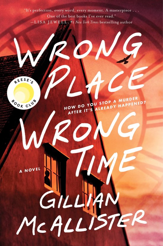 Couverture de livre avec le titre "Wrong Place Wrong Time" en lettres blanches. À gauche, un logo rond "Reese's Book Club". L'arrière-plan montre une maison au coucher du soleil avec des signes d'horloge.