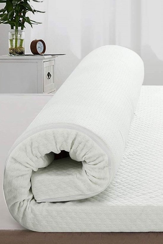 Surmatelas blanc enroulé en mousse à mémoire de forme hybride bambou-gel, avec motif en losanges.