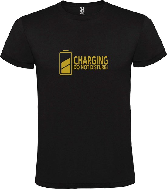 Zwart T-Shirt met “ Charging / Do NOT Disturb “ afbeelding Goud Size XXXXXL