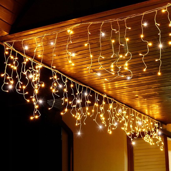 Gouden icicle lichtslinger langs een houten plafond.