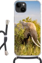 Geschikt voorApple Iphone 14 - Crossbody Case - Olifant - Dieren - Gras - Groen - Berg - Siliconen - Crossbody - Backcover met Koord - Telefoonhoesje met koord - Hoesje met touw