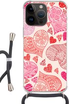 Geschikt voorApple Iphone 14 Pro - Crossbody Case - Een illustratie met roze en rode hartjes - Siliconen - Crossbody - Backcover met Koord - Telefoonhoesje met koord - Hoesje met touw