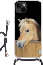 Geschikt voor Apple iPhone 14 - Crossbody Case - Fjord paard in een houten stal - Siliconen - Crossbody - Backcover met Koord - Telefoonhoesje met koord - Hoesje met touw