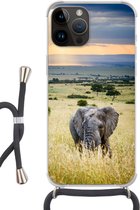 Geschikt voorApple Iphone 14 Pro Max - Crossbody Case - Olifant - Dieren - Landschap - Zon - Natuur - Siliconen - Crossbody - Backcover met Koord - Telefoonhoesje met koord - Hoesje met touw