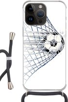 Geschikt voorApple Iphone 14 Pro - Crossbody Case - Een illustratie van een voetbal die het doel in gaat - Jongetjes - Meisjes - Kids - Siliconen - Crossbody - Backcover met Koord - Telefoonhoesje met koord - Hoesje met touw