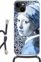 Geschikt voorApple Iphone 14 - Crossbody Case - Meisje met de parel - Vermeer - Delfts blauw - Siliconen - Crossbody - Backcover met Koord - Telefoonhoesje met koord - Hoesje met touw