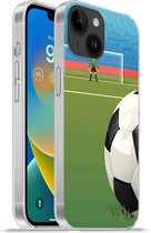 Geschikt voorApple Iphone 14 - Softcase hoesje - Een illustratie van een voetbal op het veld in het stadion - Jongens - Meiden - Kids - Siliconen Telefoonhoesje