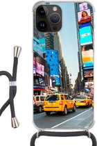 Geschikt voorApple Iphone 14 Pro Max - Crossbody Case - New York - Taxi - Geel - Siliconen - Crossbody - Backcover met Koord - Telefoonhoesje met koord - Hoesje met touw